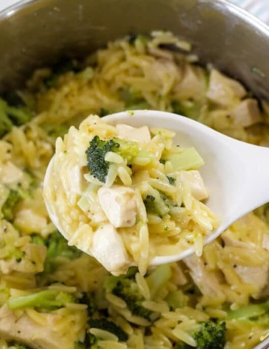 One pot cheesy recipes are a great go-to, quick and easy to clean up too! Cheesy Chicken & Broccoli Orzo ⇣ mindyscookingobsession.com/cheesy-chicken…

#orzo #easymeals #chicken #lunchideas #dinners #dinnerideas #cooking #recipe