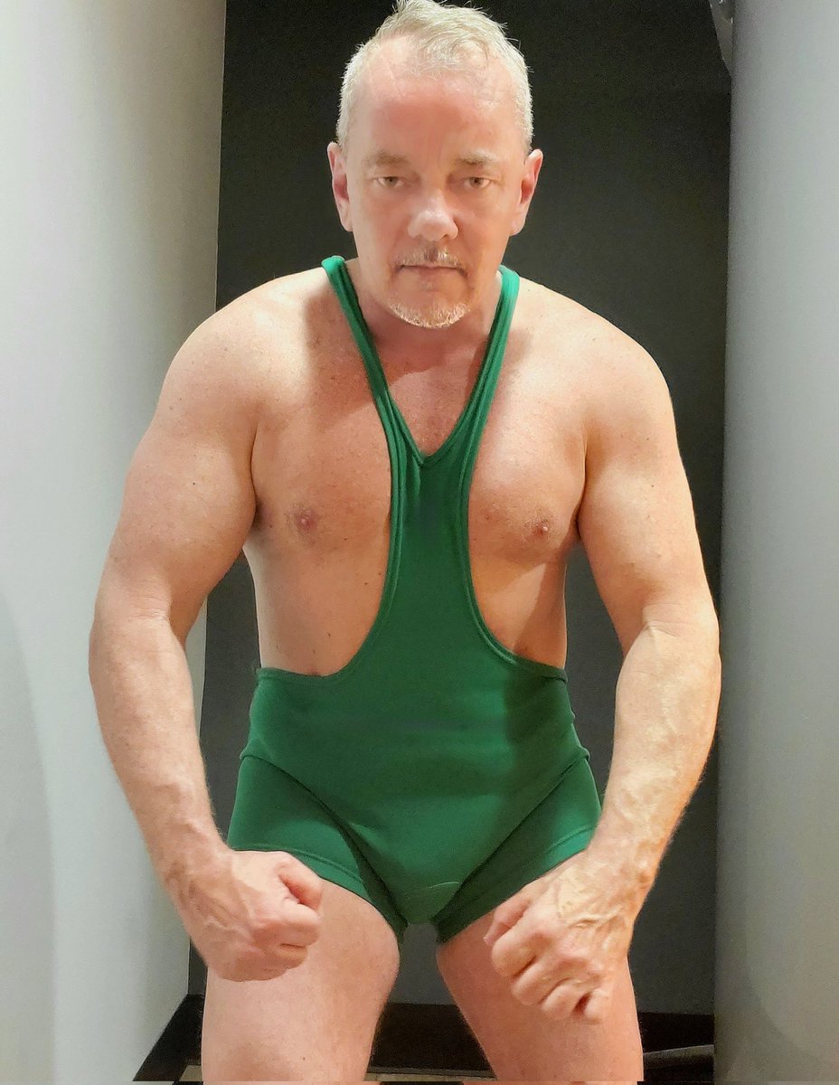 Kiss me I'm Irish ☘️ vintage 80's singlet from ebay, 100%nylon no stretch. She tight !! #singletsunday #wrestlingdad #gaywrestler #wrestlingsinglet