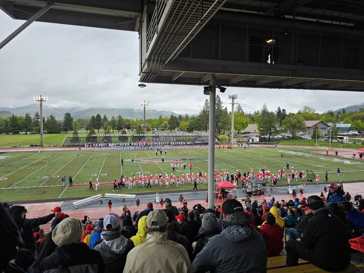 Had a great time watching SOU win the Mills Bowl last night!! Congrats! #WE #UpTheMO <a href="/SOU_Football/">Southern Oregon Football</a> <a href="/SOU_CoachBBrown/">Berk Brown</a> @Currie_SOU_QBs