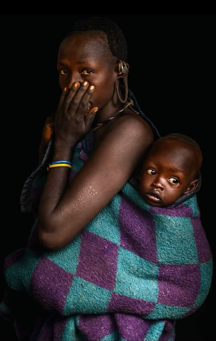 Un enfant au dos sa mère ne sait jamais que le chemin est long...... -Proverbe Cote d'Ivoire...💙💜