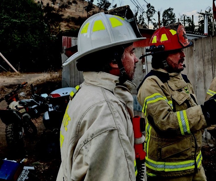 🔴 A las 18:53 horas, el 2° Comandante del CBS, Giorgio Tromben Marcone, dio por finalizada la 3ª Alarma de Incendio, declarada en 11 de Diciembre y Potrerillos, #Renca. @Comandantecbs #EmergenciasCBS #BomberosSantiago