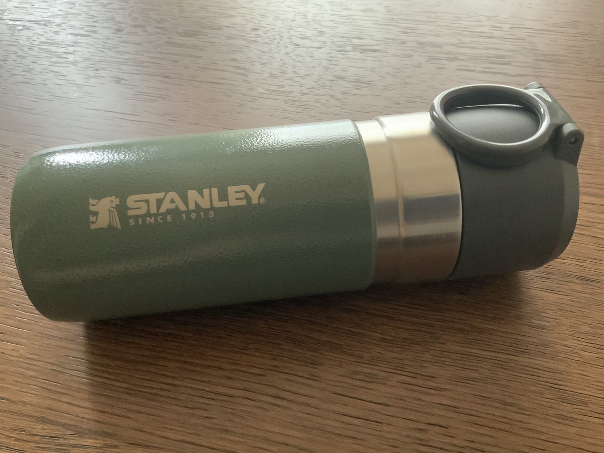 ポプ担のお気に入りSTANLEYの水筒、ちょっとしたおでかけにちょうど良くてこれを買ってから出先でペットボトル飲料を買うことが少なくなりました✨ 