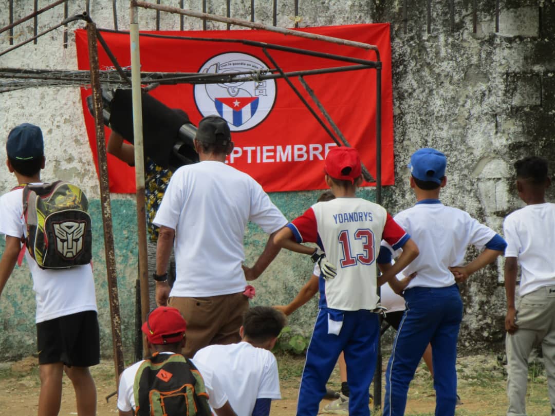 Encuentro de cuadros y trabajadores de los #CDRCuba con el equipo comunitario de béisbol Los Papaloteros. Durante el 'juego' se hizo entrega de un donativo de implemtos deportivos.  Fue un domingo feliz. Gracias al INDER de San Miguel del Padrón.