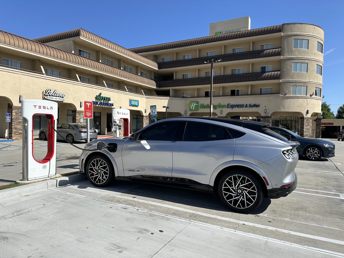 📍Pasadena, CA Final stop of the trip in the @Ford Mustang Mach-E GTPE. Pulled 159kW again, this time w/o precondition. Wanted to park to right of the last post, but the median makes it impossible. Well situated station right off the hwy, no amenities.