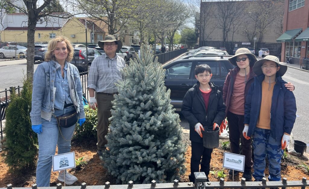 Volunteers planted 1,000 flowers “on the avenue” as part of 3rd Avenue Beautification Day. Plus 2 members of @BenBayKiwanis were honored at @RotaryVerrazano’s annual gala. tinyurl.com/4nhkjzc6