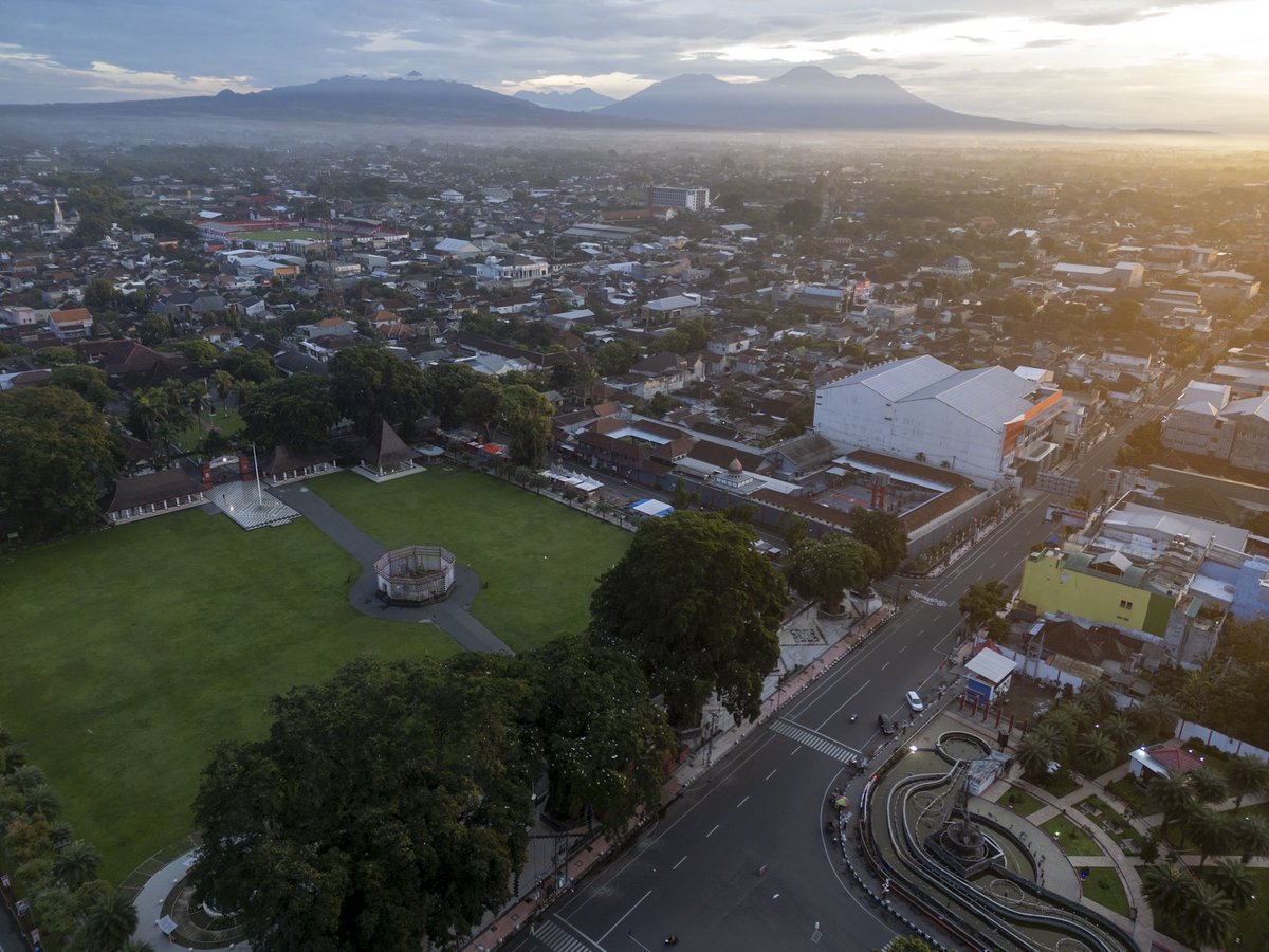 Kembali ke langit pagi yang sama

📌 Akun Alun Blitar

#dronephotography 
#aerialphoto
#MondayMood 
#documentaryphotography