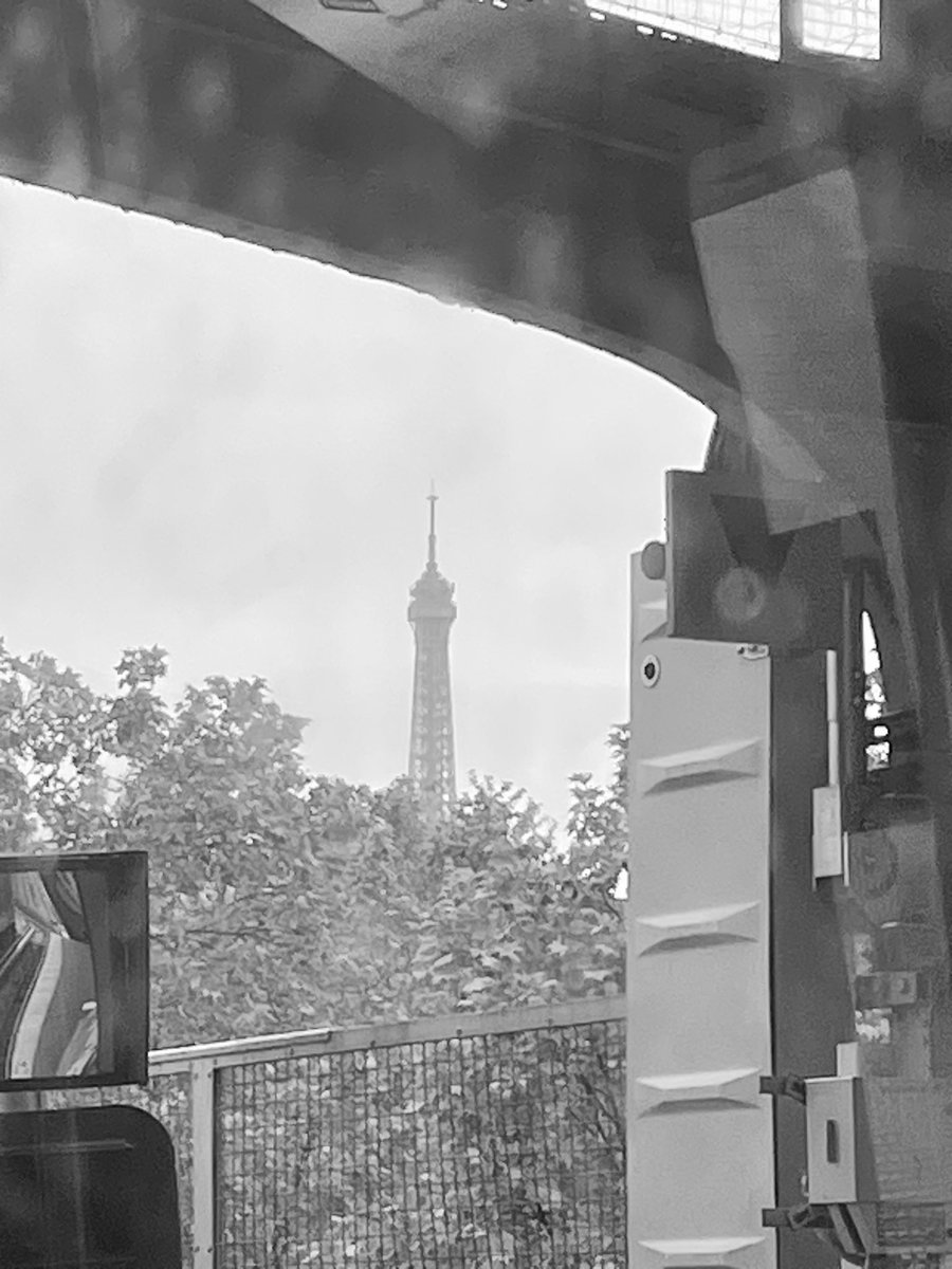 J adore la @Ligne6_RATP  car on t aperçois @LaTourEiffel 🤩
#paris #eiffeltower #streetphotography #visitparis #francemagique