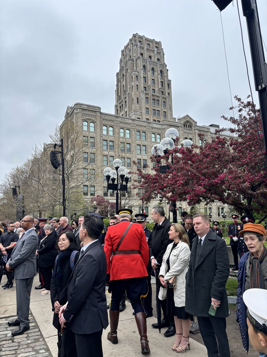 Today, we commemorate the 281 police officers who died in the line of duty at the @HeroesInLife 25th Anniversary Ceremony of Remembrance. 

We pay tribute to the brave servicemen and women and vow to never forget their dedication to keeping our communities safe.

#ONpoli