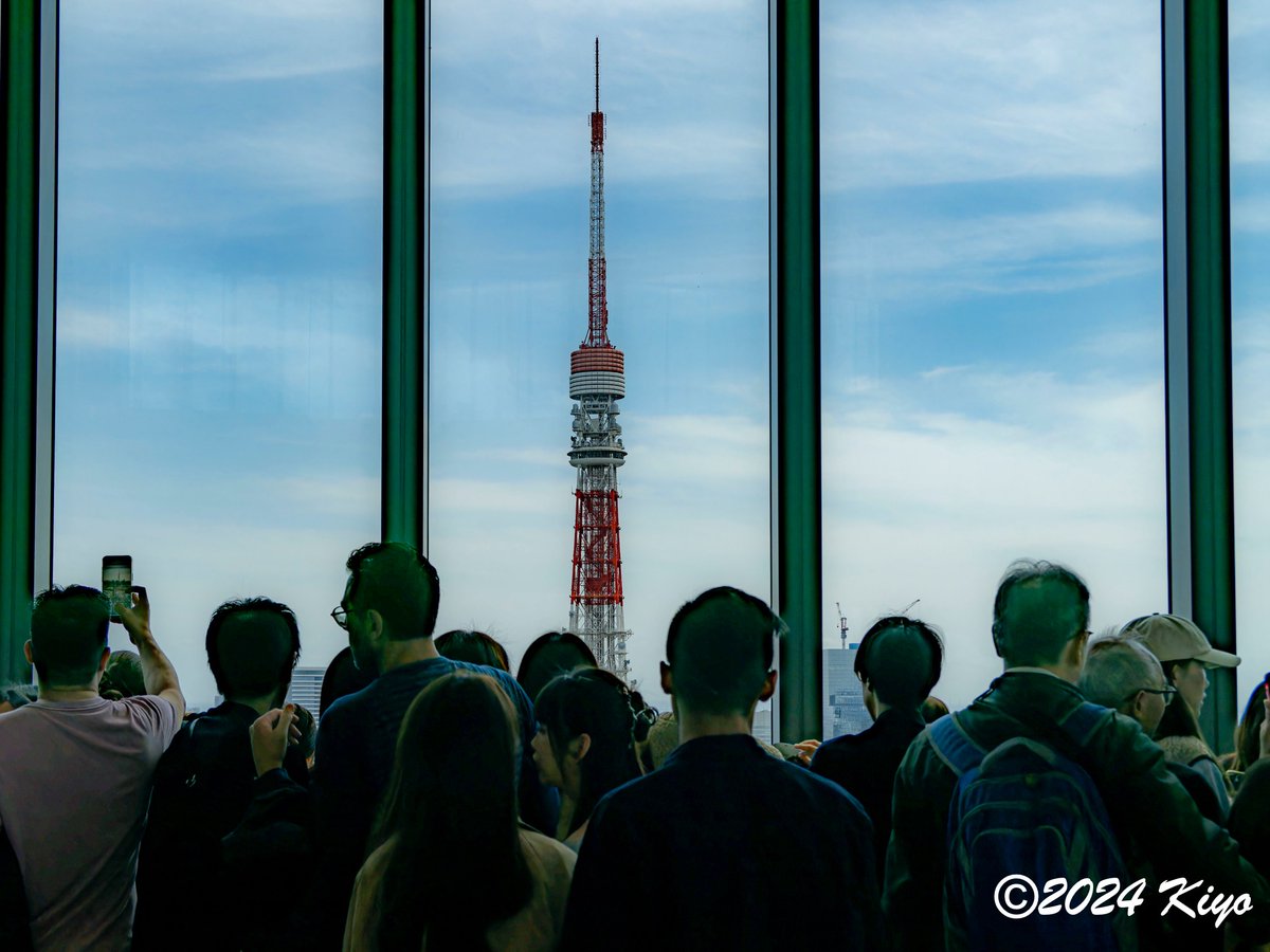 今日の一枚は、スカイロビー33Fから見える東京タワーを見るヒト達。
『2024年4月13日、OM System OM-1を持って、麻布台ヒルズへ。森JPタワーのスカイロビー33Fから見える東京タワーの続き。その４』 kiyo2011.blog.ss-blog.jp/2024-05-06
