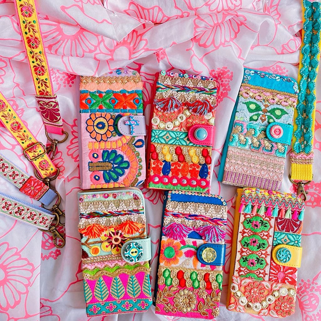 Akarilo1's tweet image. #みんなの並び写真見せてくれ

スマホケースとストラップ。
デザインする時、ビーズや生地を並べ。
出来上がった後、完成品を並べ。
並んだ姿を見るのが好き。

お客さまの＂こんなの探してた＂
にお応えしたいので、iPhone機種だけでなくandroidも製作いたします。

#iPhoneケース 
#androidケース