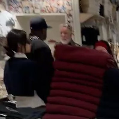JENNIE IN NYC TODAY OH MY GOD SHES STILL THERE!