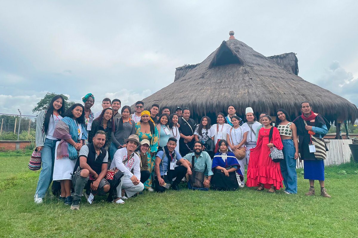 44 estudiantes de diversos pueblos indígenas de nuestro país participaron junto a docentes de @UExternadoFCSH en el evento ‘Diálogos sobre justicia indígena. Avances y retos: una mirada intercultural, académica y latinoamericana’. 👏🏻 ¡Conoce más! 📲 ow.ly/mcgw50RlFiG