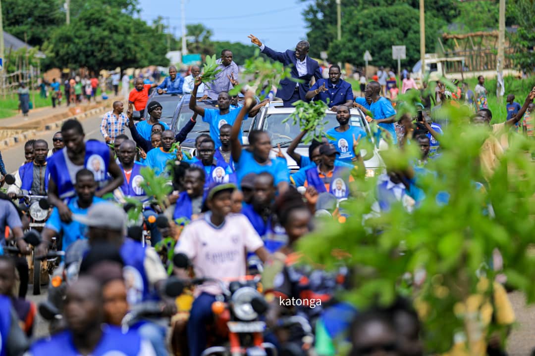 The @FDCOfficial1 national wide consultative meetings in Kitugum Where Dr. @kizzabesigye1 was given a Spear and Shield to help him fight the Dictator. Thank you Kitugum, Lamwo,Agago and Pader. #Tujja