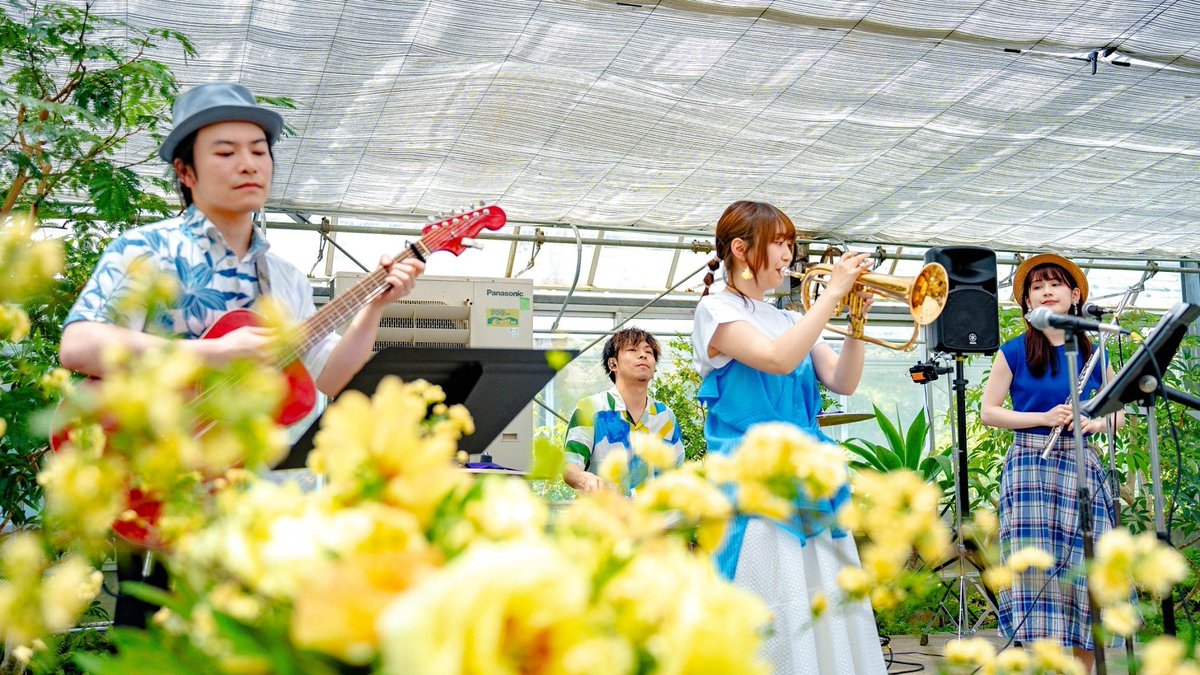 ToShiiish's tweet photo. 先日いばらきフラワーパークにて演奏してきました。

超満員御礼ありがとうございました！
まいこさんと、初めましてのお二人と。
それぞれで活躍している、さすがの皆さんとの演奏スーパー楽しかったです！

来世はお花の似合う男になります。
#なんちゃってパルチードアルト
#音の花束コンサート2024 https://t.co/VAqgMeTybl