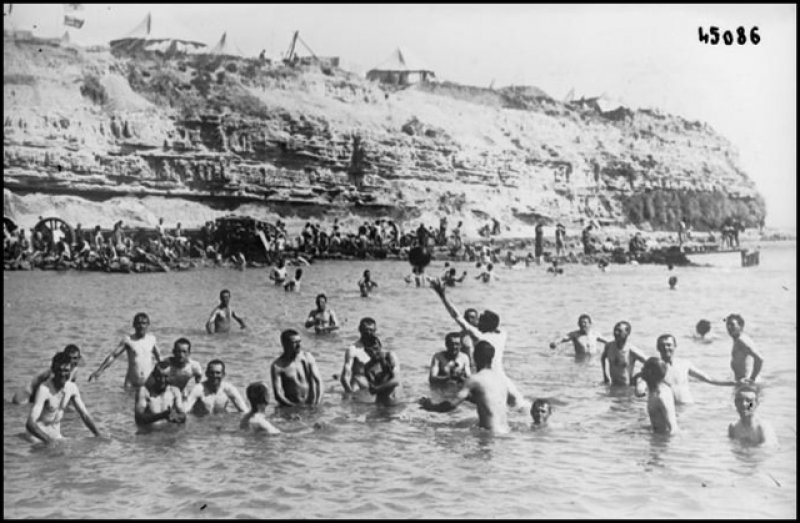Gelibolu'da çıplaklar kampı!

Değil tabi :)
Çanakkale Savaşlarında (1915) yaz sıcağından bunalan düşman askerleri deniz banyosunda.

İngiliz Suffolk Alayı'nın 1/5 Taburu diyor bazı kaynaklar, bazıları da ANZAC askerleri olduğunu...

Yer, Seddülbahir'in biraz batısı (Cape Helles).
