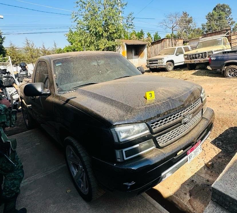 FiscaliaMich's tweet photo. En #Cateo 🟠 #FiscalíaMich asegura dos vehículos y un chasis con reporte de robo y alteraciones en sus medios de identificación. La #AcciónOperativa fue realizada en un taller mecánico ubicado en el municipio de #Acuitzio ➡ https://t.co/kczGj4jLUP https://t.co/NARRbuC9f6