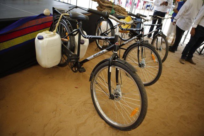 Se burlan de estas bicicletas con bidones diciendo que estos son los carro tanques de agua de “EL CAMBIO”. Miserables. Esta gran obra de bicicletas fue hecha por una fundación llamada World Bicycle Relief. HILO🧵