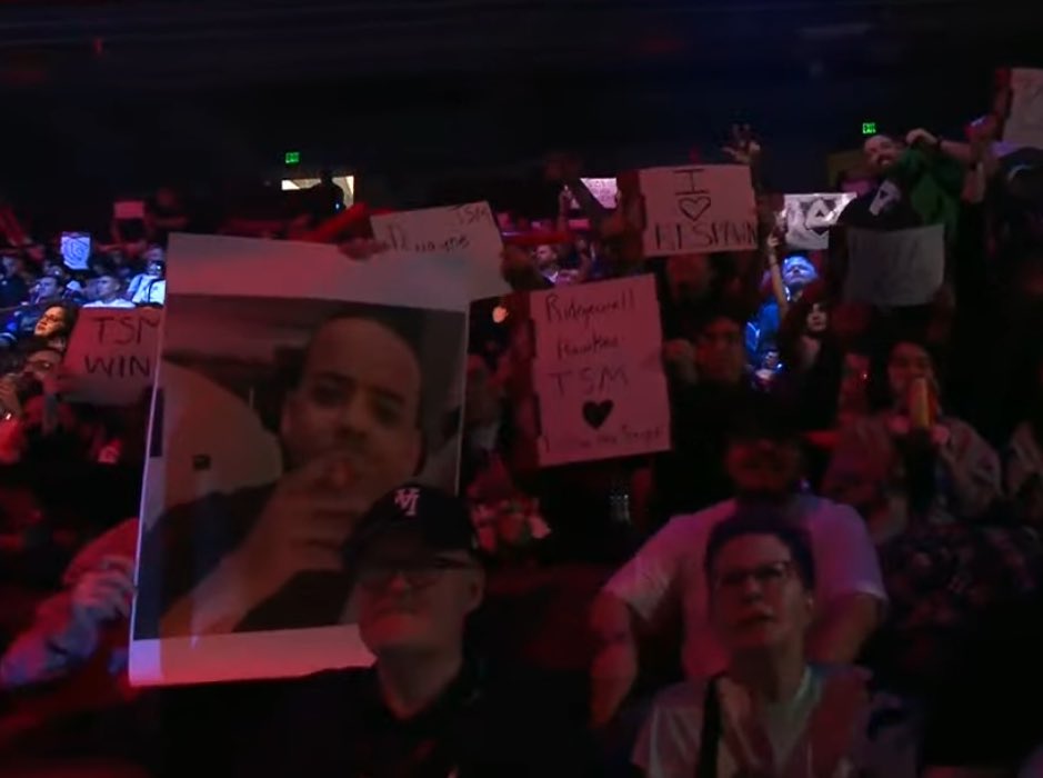 I'm watching an esports tournament of my favorite game (Apex Legends), and I saw this in the crowd 😂