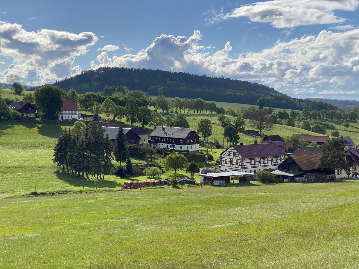 Linksliberale so: Dieses Dorf braucht energieeffiziente Wärmedämmung und Wärmepumpen, Solarpaneele, 250 Meter hohe Windräder, ein Pumpspeicherkraftwerk, einen Bauhaus-Klotz aus Sichtbeton, ein Demokratieförderprogramm, einen Antisemitismusbeauftragten und 22 Somalier!