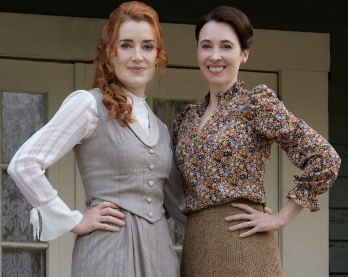 @hallmarkchannel This duo is ours!! 👯‍♀️ #FloMo for the win! 

@JoNewmarch @loretta_walsh @SCHeartHome @feelgoodwatch #TeamFloMo #Hearties