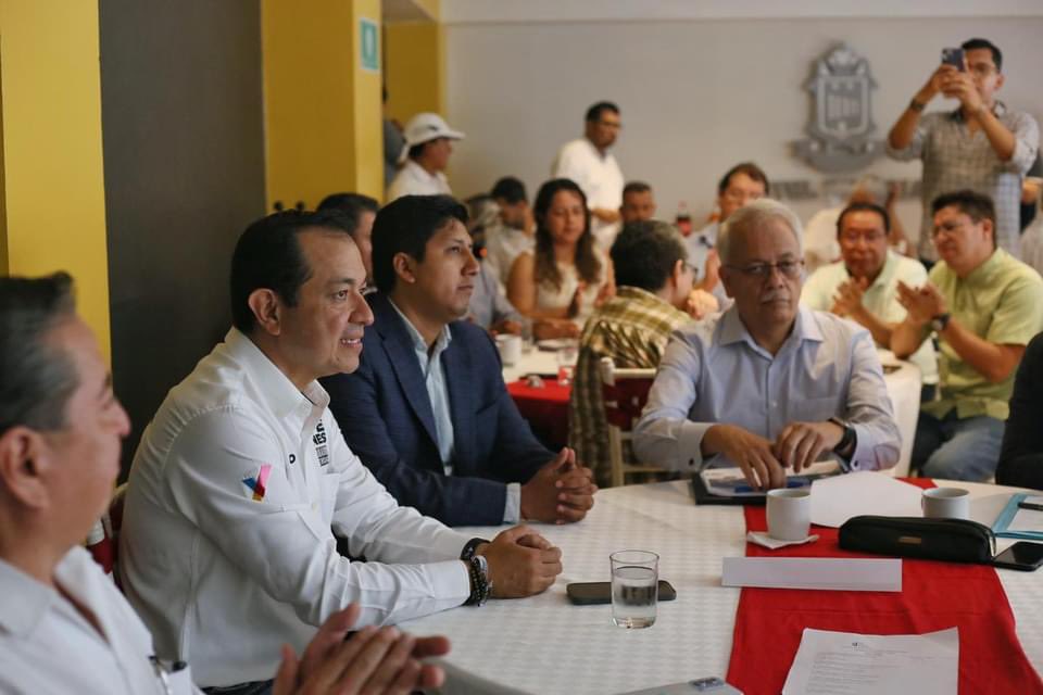 ¡NO HAY TIEMPO QUE PERDER! En la reunión con el colegio de economistas en Xalapa, reafirmamos nuestro compromiso de luchar por una economía JUSTA y EFICIENTE. ¡Es hora de actuar con determinación y hacer que las cosas sucedan! 💼📈 #AméricoZúñiga #Xalapa #Economía #Justa