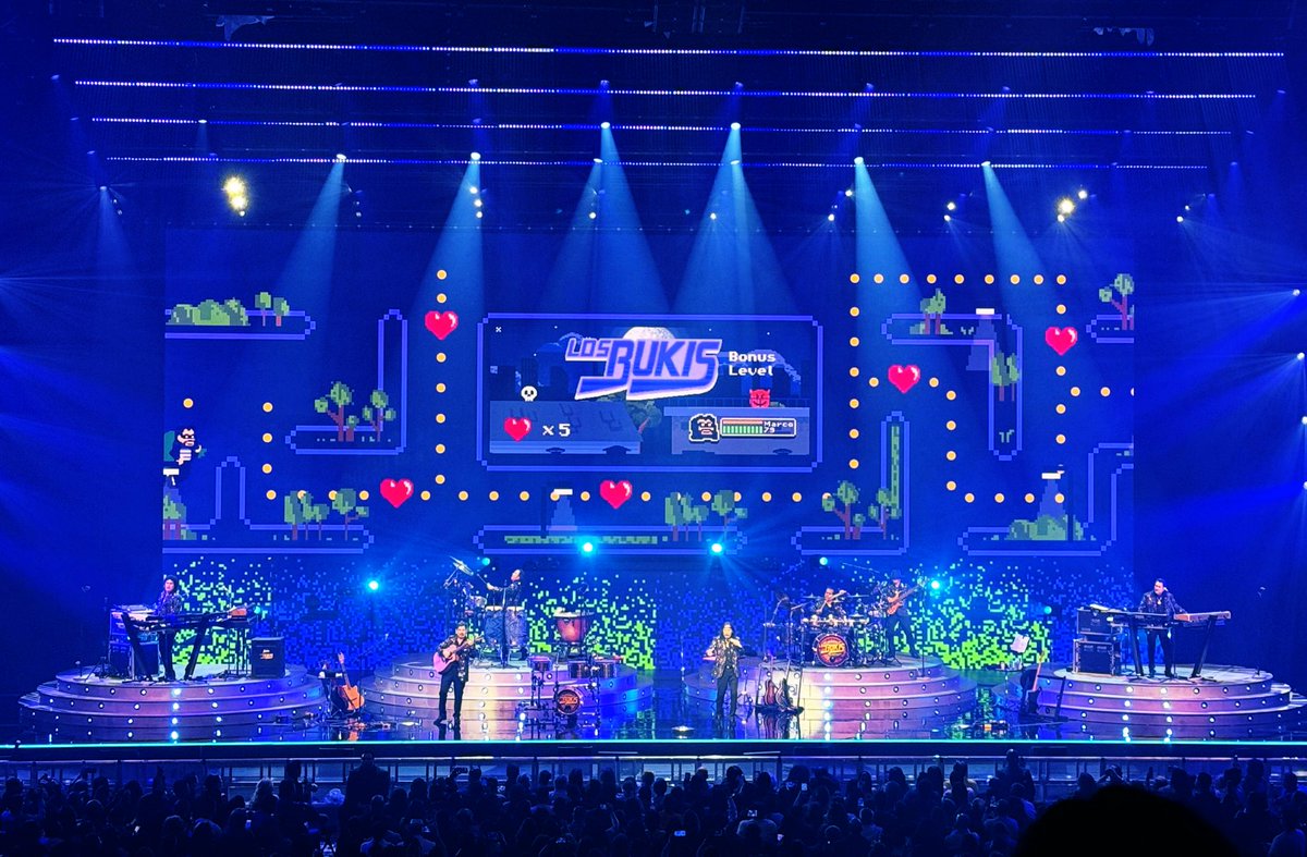 So I spent the last month working on these visuals for a concert in Las Vegas, biggest screen I’ve ever worked on, 8k 20mts wide, I feel so proud of the result 🔥