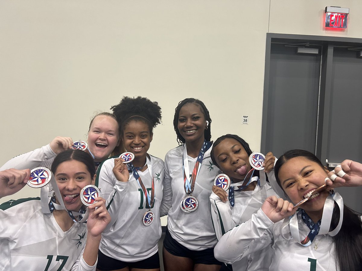 17G rolled to 3rd in GOLD with just 6 athletes!!! Way to work ladies 🏐💚💪🔥#workhardhavefun #clubvolleyball🏐