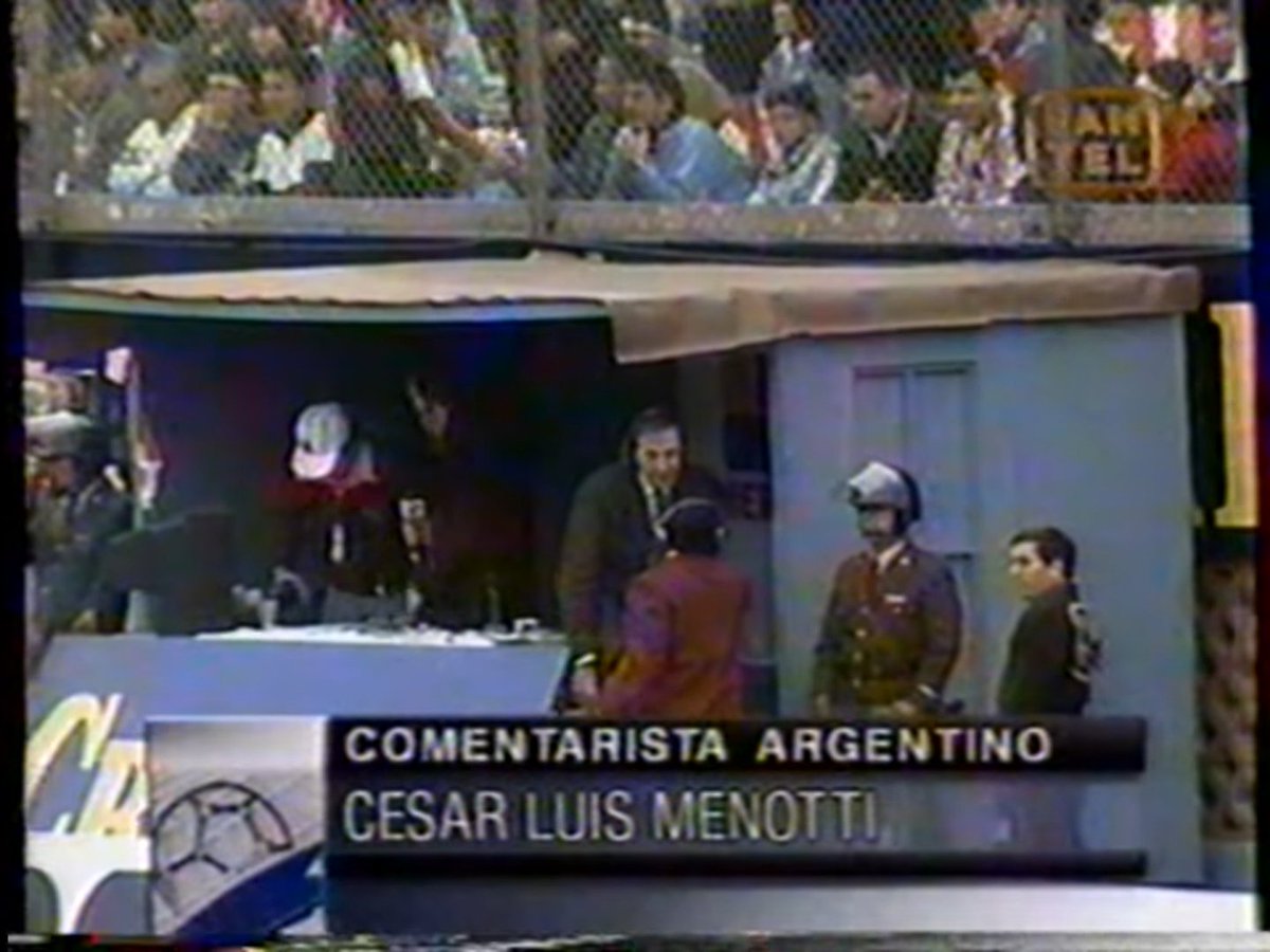 También para @AmericaTV, Menotti acompañó a @wolffquique en las transmisiones de las eliminatorias de Francia 1998. Acá lo encontramos, junto a Quique y Maradona, en Quito (🇪🇨 2-0 🇦🇷) y luego siendo entrevistado por @PanamericanaTV en Lima (en la previa de 🇵🇪 0-0 🇦🇷).