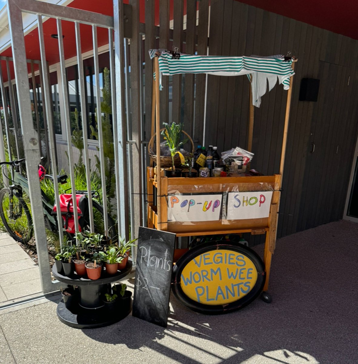 @handsonlearn Illawarra Primary School in TAS has created a pop-up shop and sell garden produce farmgate style on a Friday afternoon at pickup time. This offsets some of the food costs of their program.🍅🌱 @JasonClareMP @JulieCollinsMP @savechildrenaus