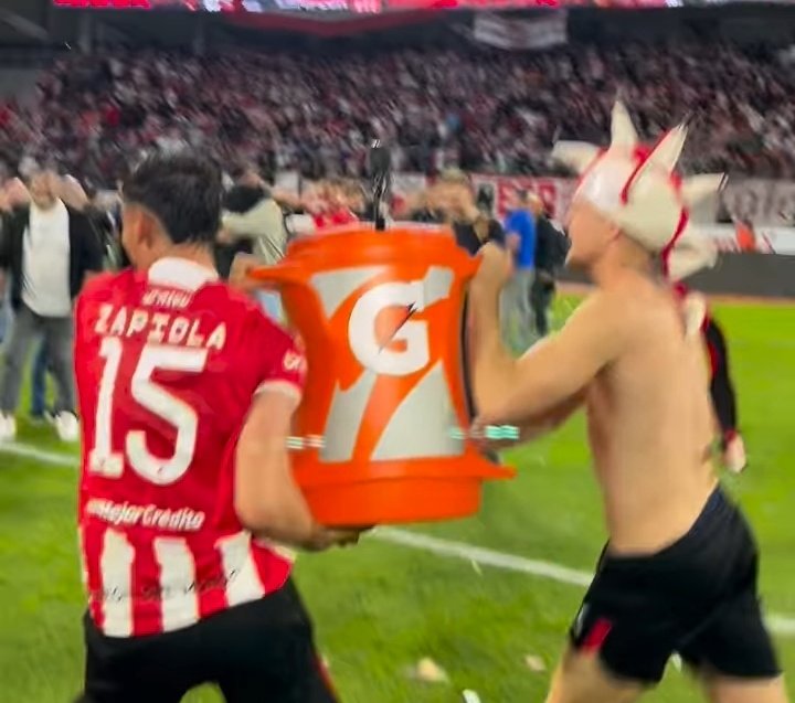 JAJAJAJJAJAJAJ q gracioso Zapio. No te controla una bocha pero el chabon está en todos los festejos re loco.