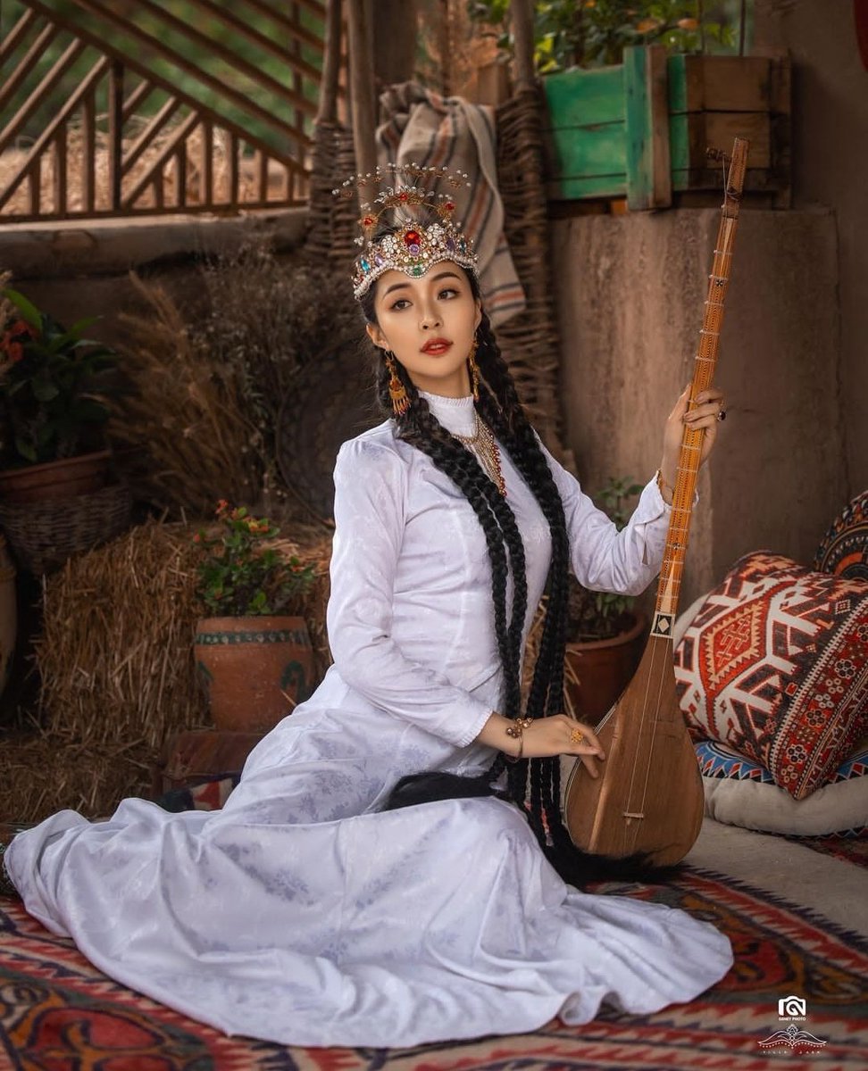 Traditional Uyghur clothing Kashgar East Turkeastan 🪞