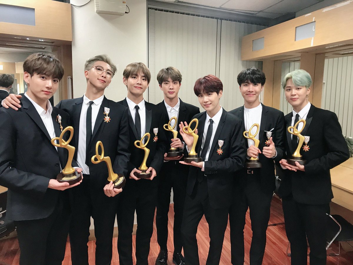 jmygmochis's tweet photo. — BTS ahora ha superado los 39B en Spotify en todos los créditos, convirtiéndose en el primer grupo, el primer acto coreano y el único acto asiático en la historia en alcanzar este hito.

CONGRATULATIONS BTS
BTS HAS MOST ORGANIC SUCCESS   
BANGTAN NEVER WALKS ALONE
BTS BTS BTS https://t.co/MKM9sgC6X4