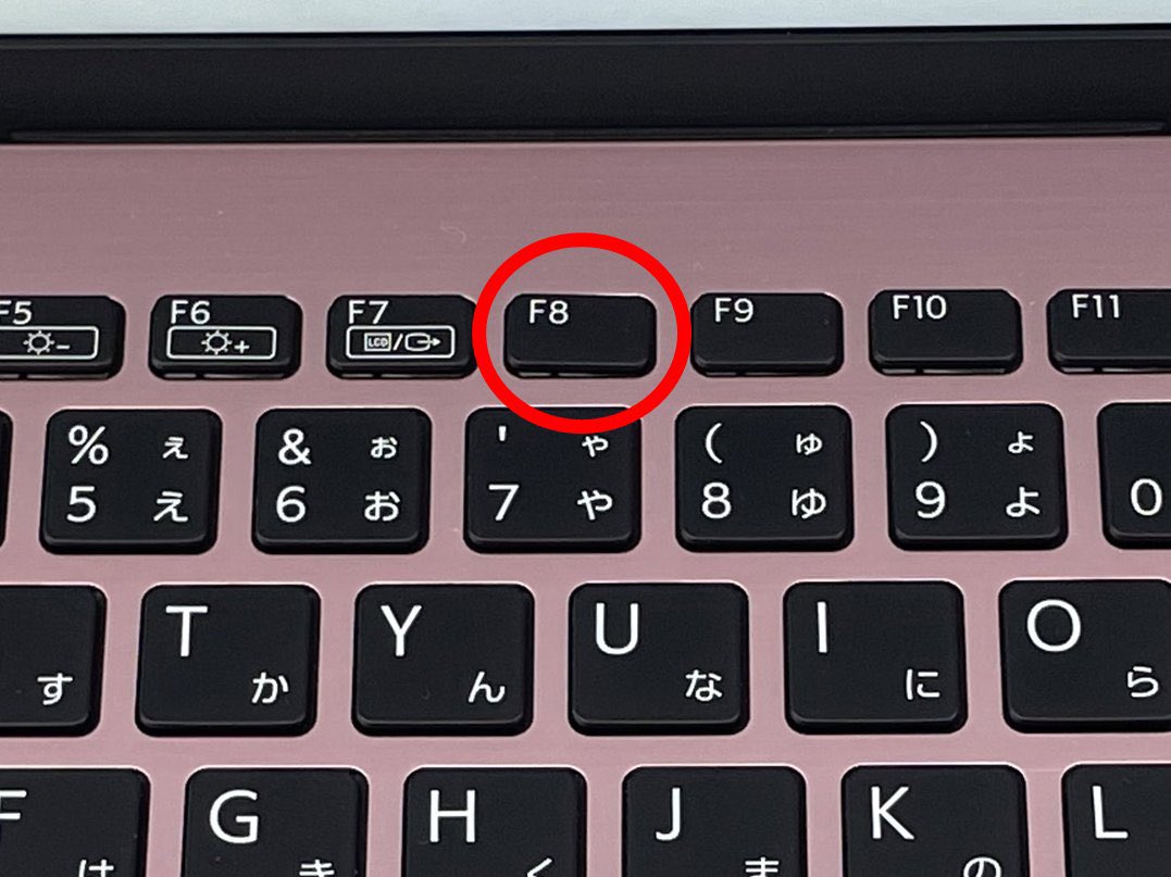 選択範囲の拡張モード「F8」 Excel で「F8」を押すと、[ Shift ]を押さずに方向キーだけでセル範囲を選択できるようになります。再度「F8」を押すか [ Esc ]キーで解除できます。 マウスを使わずに範囲を選択できるテクニックです。 #PC活用術