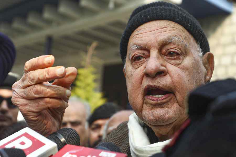 Farooq Abdullah emphasizes terrorism persists in Jammu and Kashmir after an attack on an IAF convoy leaves one soldier dead.

#feedmile #FarooqAbdullah #JammuKashmir #IAF #convoy #soldier