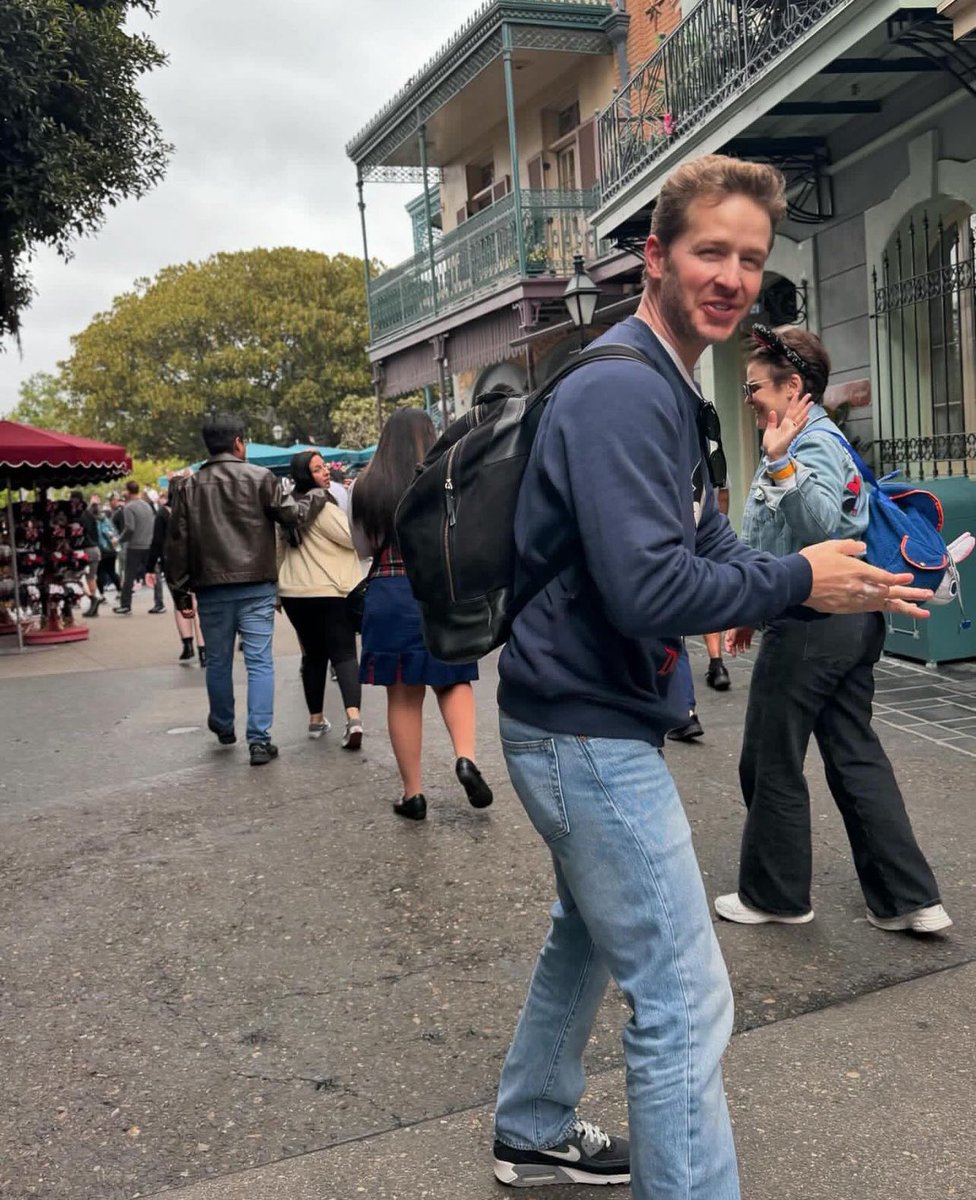 Snow White and Prince Charming (Ginnifer Goodwin and Josh Dallas) were spotted at Disneyland yesterday. Their love story is probably impossible to duplicate but they’re definitely relationship goals 🙌🏻