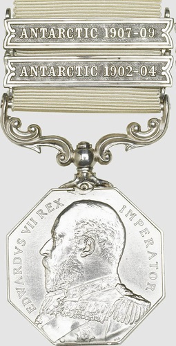 Edward VII died in Buckingham Palace on 6 May, 1910. Photo: @Fotothek Edward VII on Polar Medal: @RCT