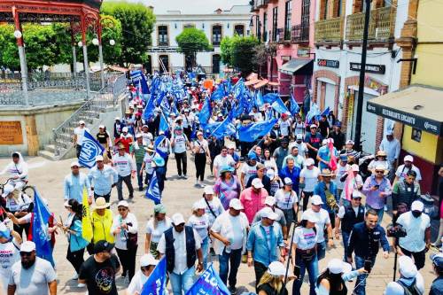 Decenas de familias reafirman su apoyo a @FerFlores_Emp en su camino a la alcaldía de #Metepec; hoy estuvo acompañado del candidato al Senado @EnriqueVargasdV en caminata de domingo familiar acortar.link/ECkB5X