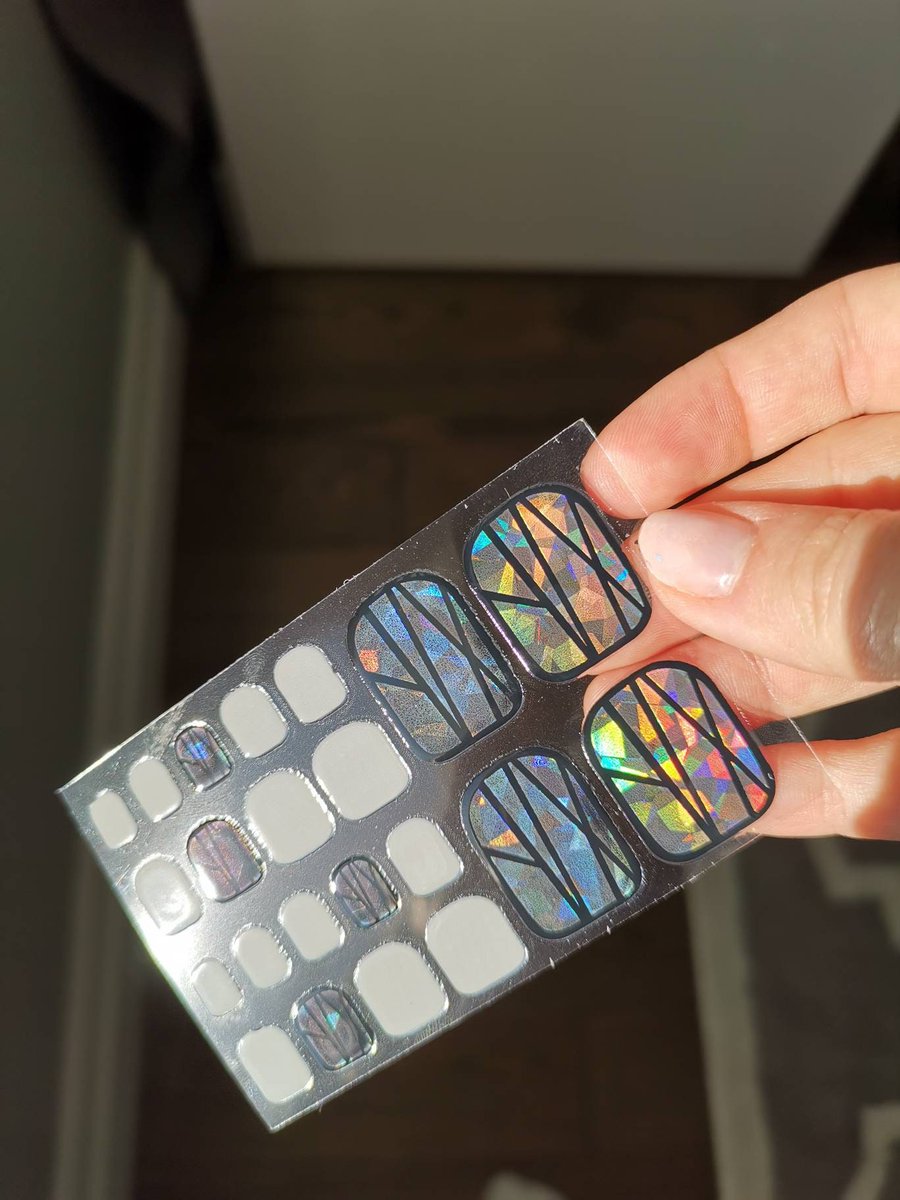 Transform your toes into a work of art with a single click! 💅🌈 Our Toe Nail Wraps give you the shattered glass effect that dances in the light with every step. Pair it with a sleek grey solid for that perfect mix of edgy and elegant. You deserve holographic iridescence at your