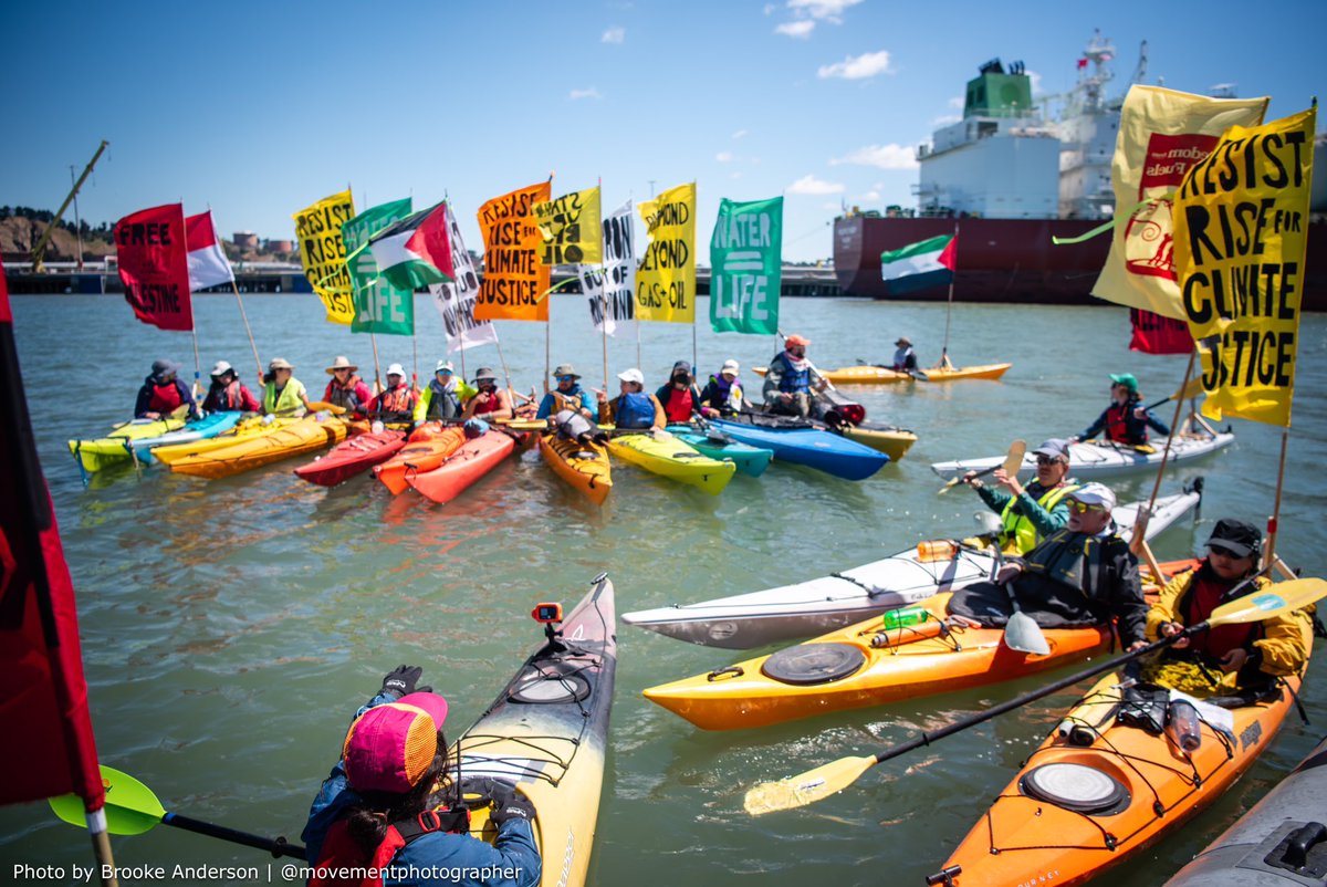 Today, @RichCityRays paddled out in kayaks to a crude oil tanker docked at the @Chevron refinery. The “kayaktivists” aimed to confront Chevron about their history of pollution in Richmond and the oil giant’s global ecological destruction and the genocide in Gaza and Palestine.