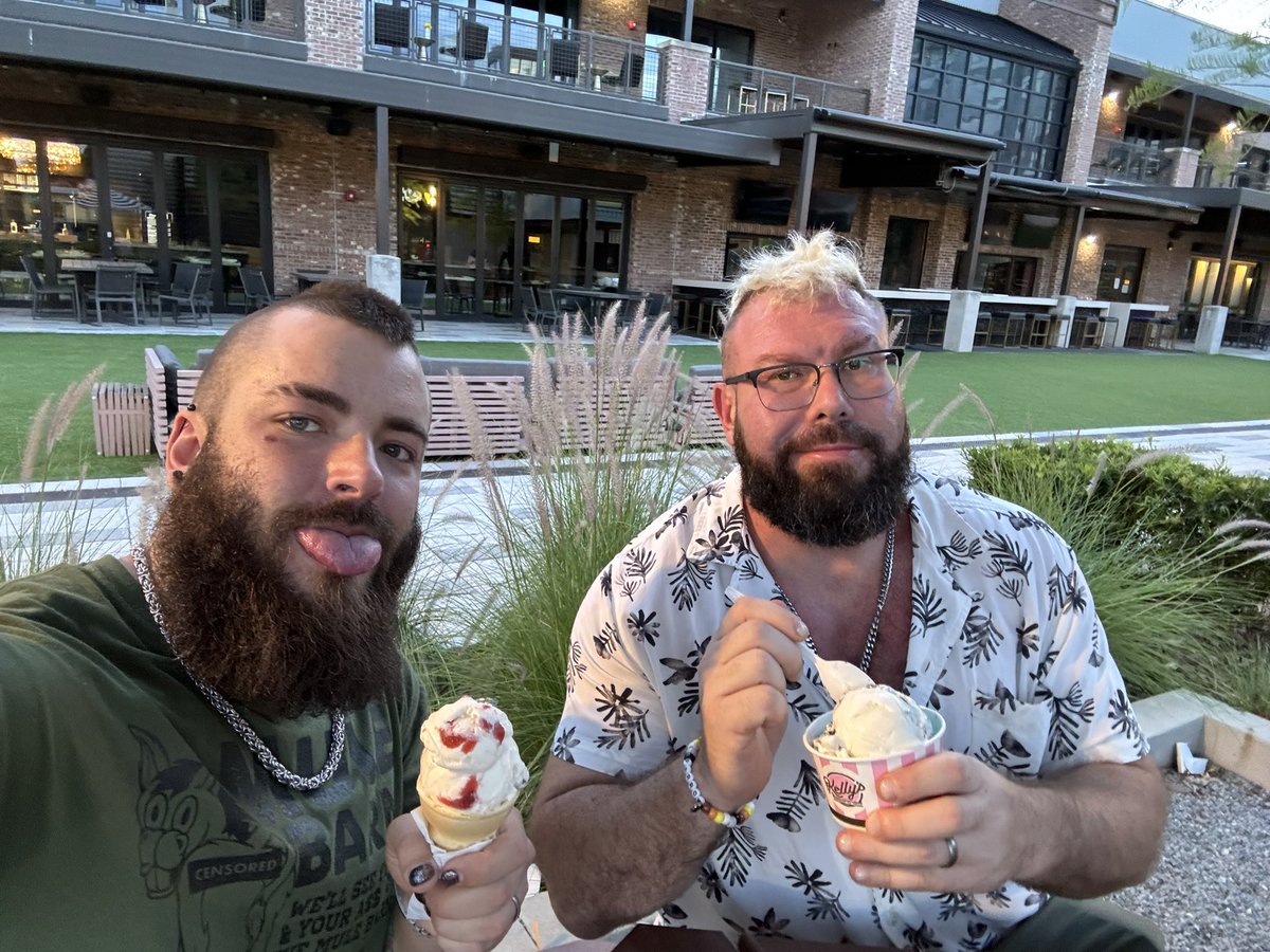 Sunday night Ice Cream 🍦 with the Husband! @joveyjove 🐶 🐻