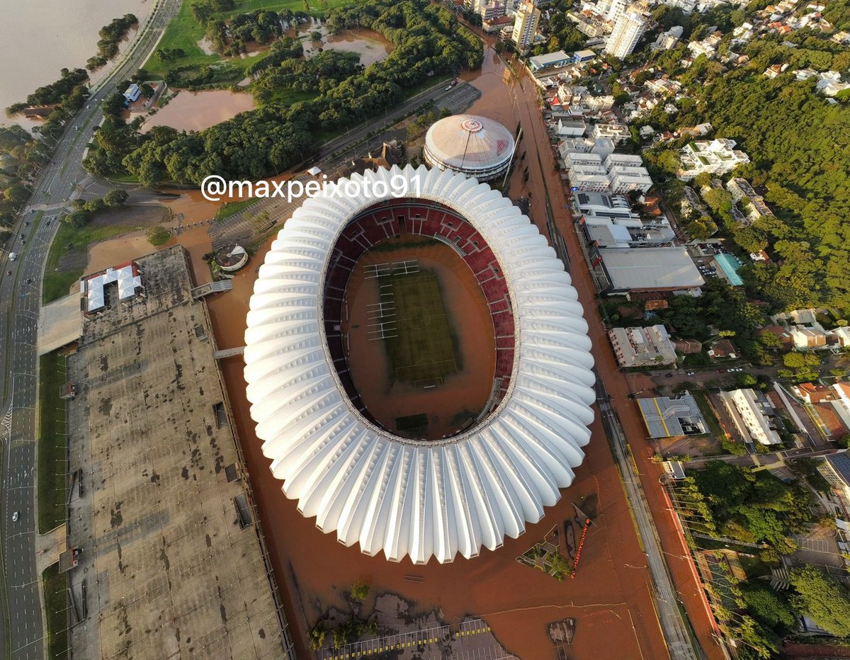 Água toma conta do estádio Beira-Rio, em Porto Alegre. Impressionante. 📸 @MaxPeixoto91