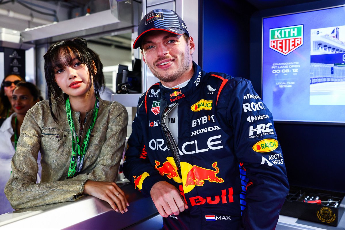 Lisa และ Max Verstappen ที่ Miami Grand Prix ค่ะ ลิซ่าเป็นแขกของทีม Red Bull และได้โบกธงตราหมากรุกที่เส้นชัยด้วย 🏁