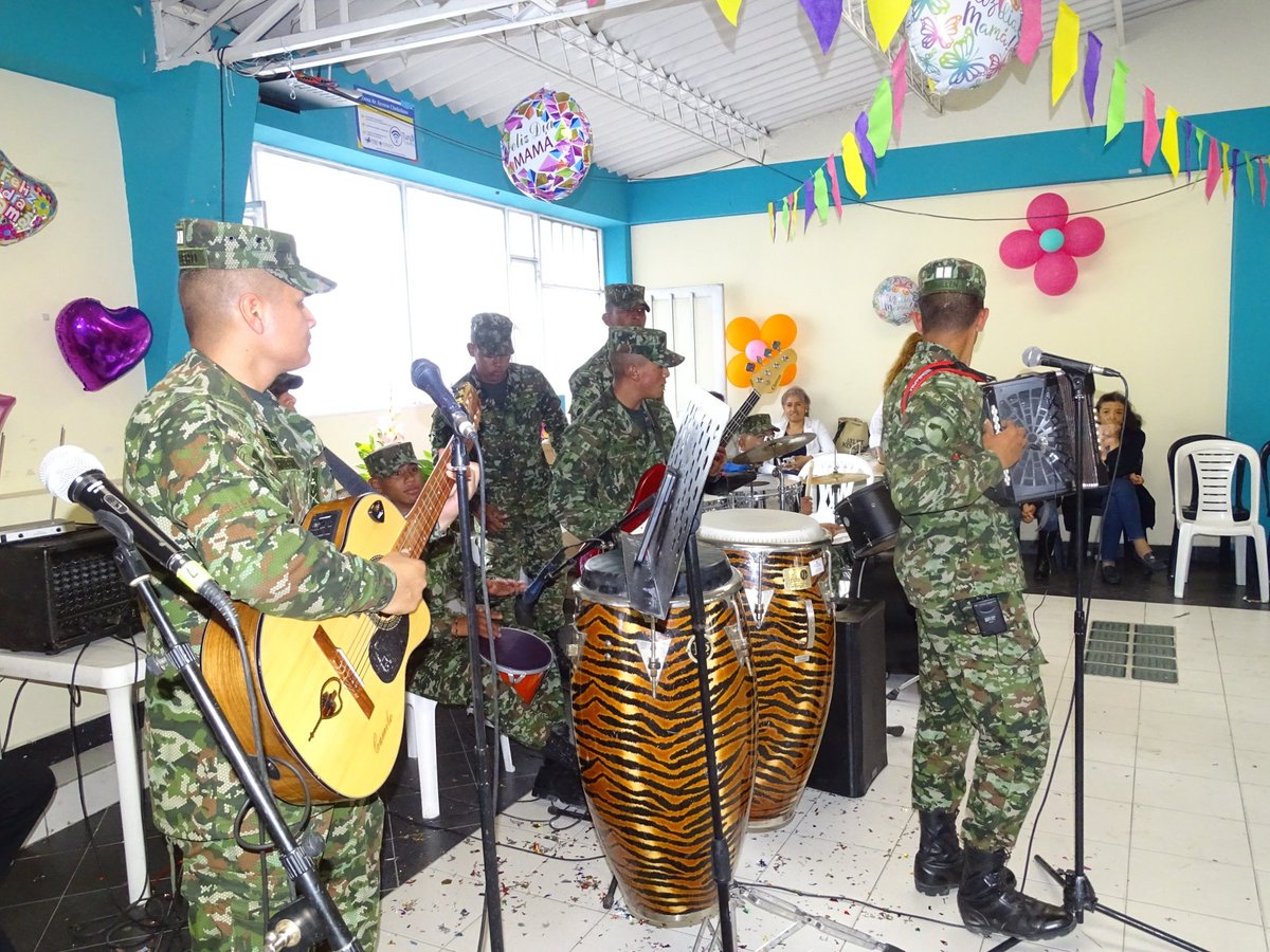 Soldados del Grupo musical "Son de la Libertad" de la #PrimeraBrigada en coordinación con  <a href="/Asojuntas/">JORGE ADELMO MORENO</a>, realizan presentaciones culturales, celebrando el día de la madre en compañía de los boyacenses.
#SiempreATuLado