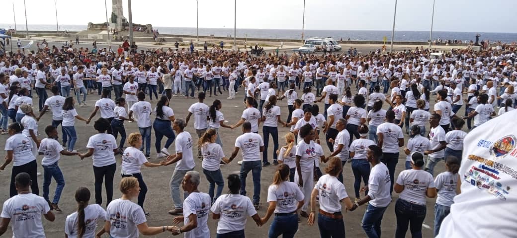 Cuba establece récord mundial con un suceso cultural de indudable resonancia: 2 946 bailadores en 142 ruedas de casino bailaron simultáneamente en plazas del país. Una expresión de la fuerza y la vitalidad de nuestra cultura popular. Alegría, creatividad, orgullo por lo nuestro.