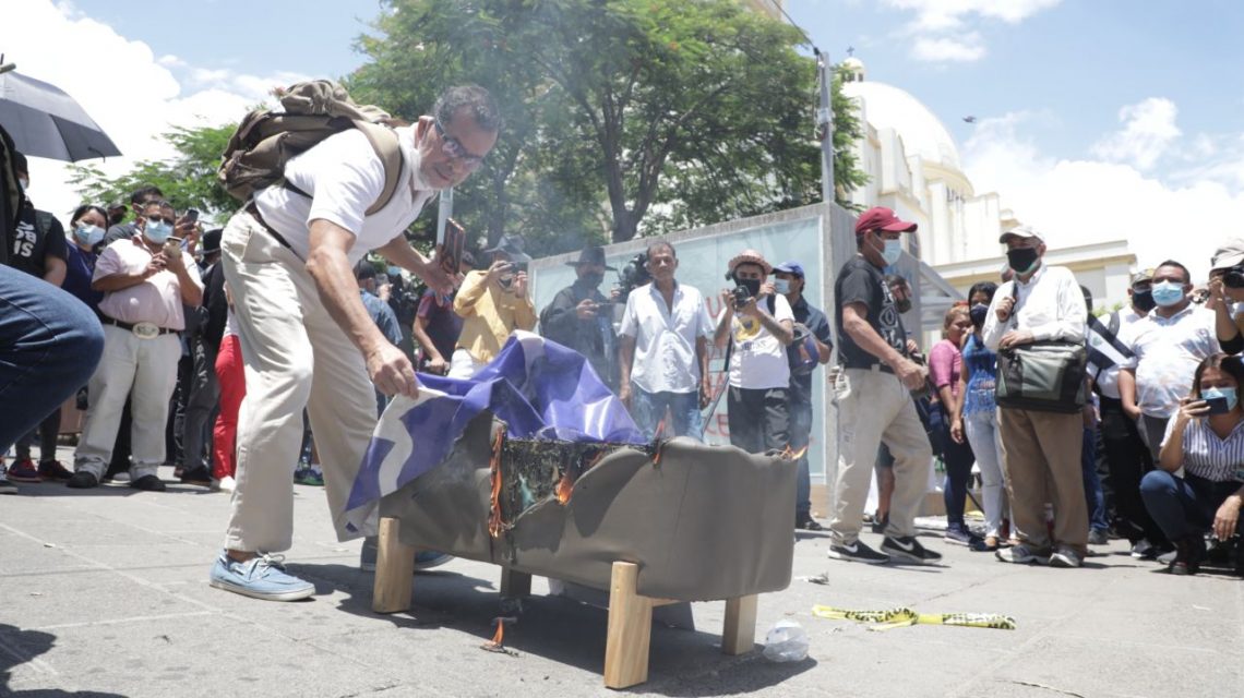 'Destrucción'?? 

Si sos vos el que apoya las marchas que han llegado a hacer desórdenes y 'destrucción' al Centro Histórico de San Salvador. 

O niegas que el 15 de septiembre del 2021 dijiste que era un 'día histórico' después de hacer desórdenes?...

¡Sinvergüenza!