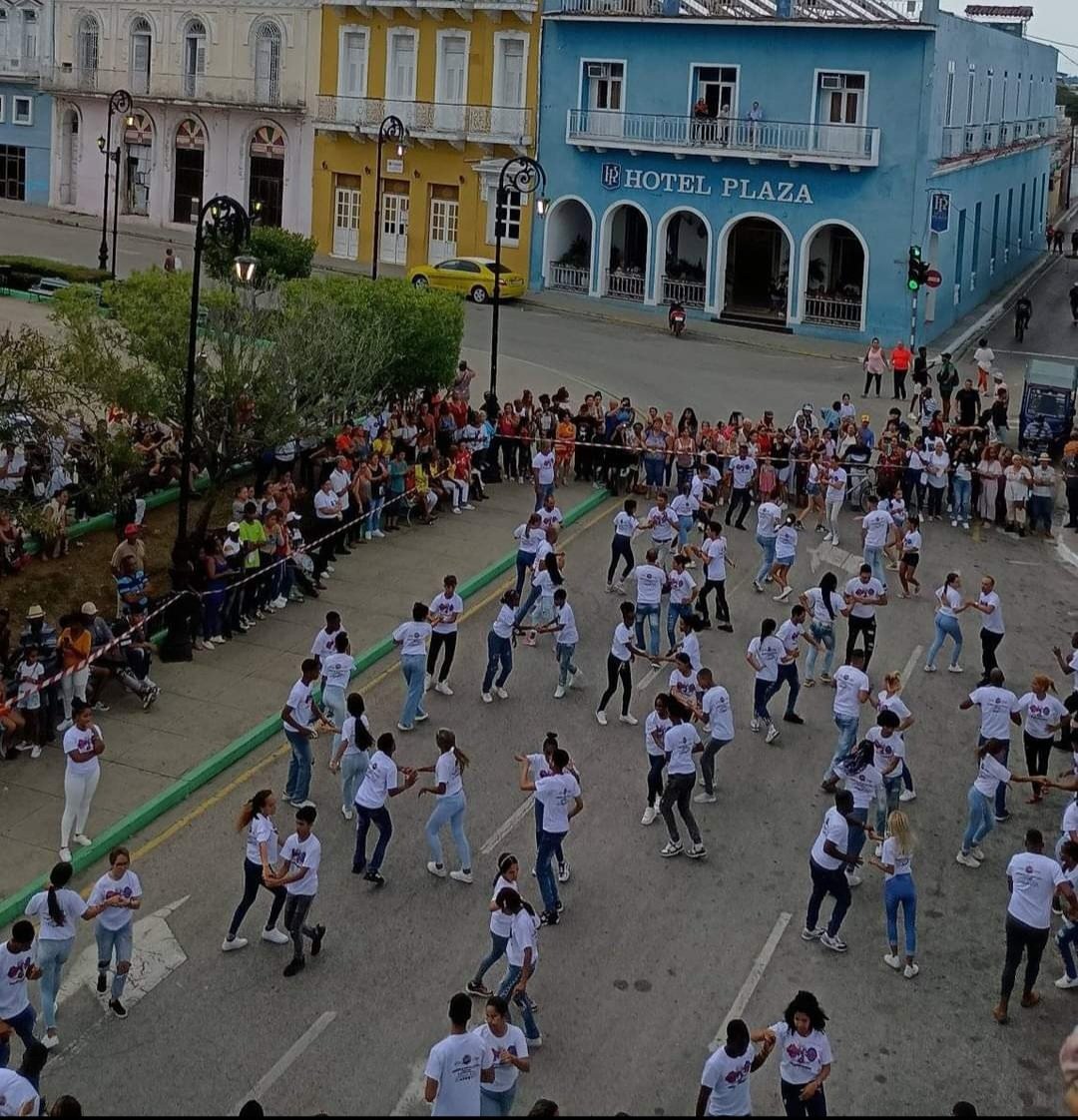 #SanctiSpíritusEnMarcha con sus bailadores en el centro histórico de la ciudad que próximamente cumple 510 años de fundada. En #Cuba se está bailando casino. #GenteQueSuma