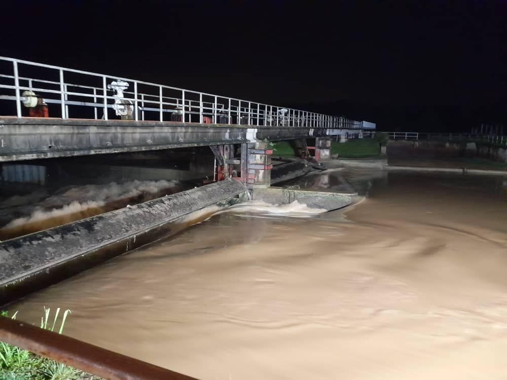 Jabatan Alam Sekitar (JAS) menemui kesan bau minyak di Sungai Batang Penar yang disyaki menjadi punca operasi Loji Rawatan Air (LRA) Sungai Linggi, di Port Dickson terpaksa dihentikan semalam Sebuah kilang berhampiran dikesan menghasilkan bau yang sama pada air sungai