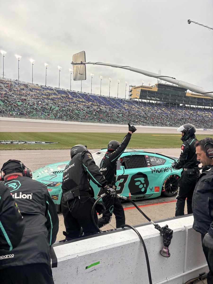 Caution at Lap 185. @BubbaWallace was involved. He just visited pit road to assess the damage. He is on the DVP clock, but the team is confident there is minimal performance damage.
