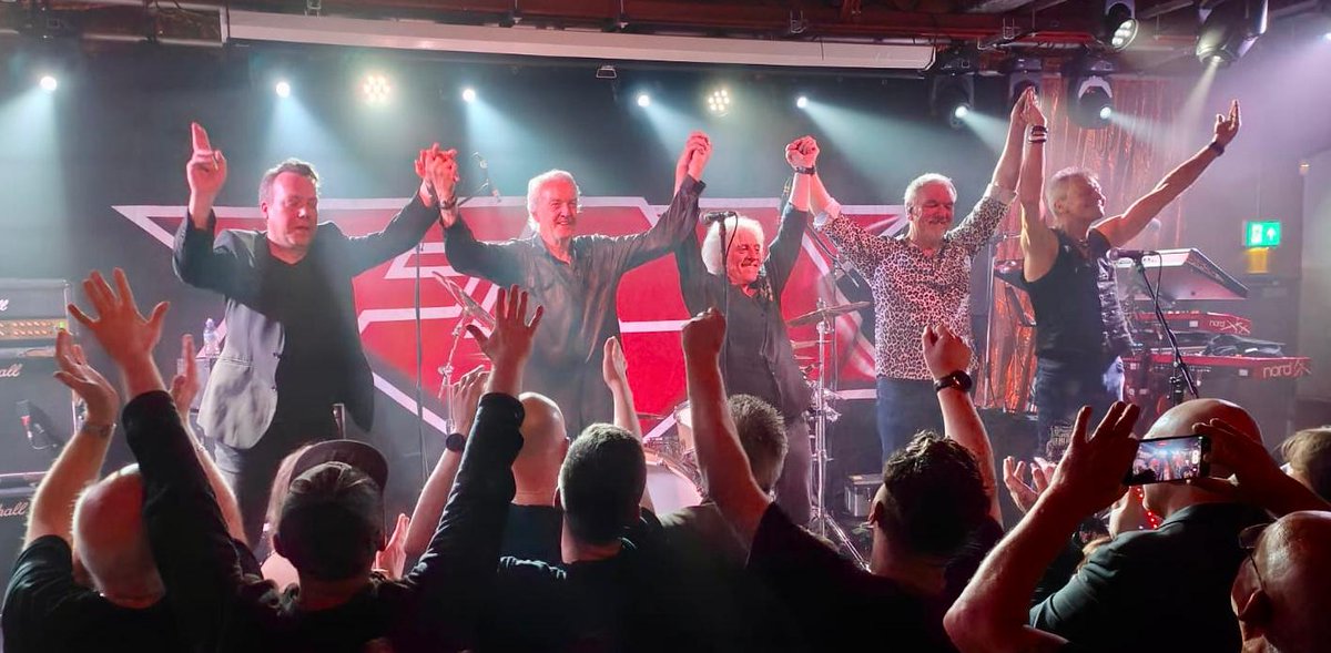 Great way to round off a fantastic weekend of shows tonight @Nath_Brudenell in Leeds. Another packed out show, amazing crowd, fab night, we loved it. Massive thanks to our wonderful crew and @thegigcartel. Cheers! #FMlive #oldhabitsdiehard #40thAnniversaryTour #ontour #Leeds