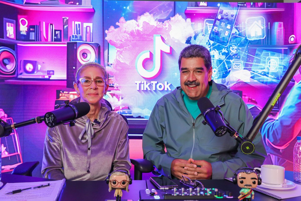 NicolasMaduro's tweet image. ¿Qué les pareció mi primer TikTok Live junto a Cilita? Estuvo bueno, compartimos música, anécdotas, resumen de la jornada semanal, análisis de la coyuntura actual, nacional e internacional. Me reportaron conexión de diferentes regiones y de varios países. Además respondimos…